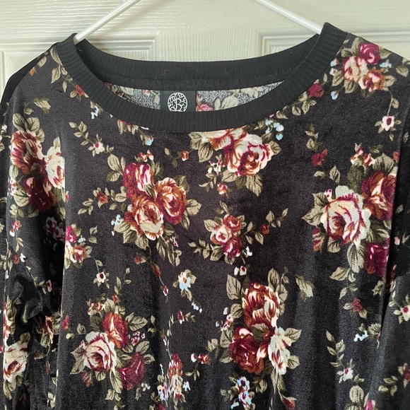 2/$12🌿 Bobeau NWOT Velvet Floral Long Sleeve Top - Black / Red - Picture 2 of 5
